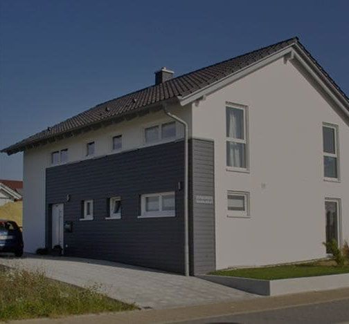 Massivhaus mit einer dunklen Wand