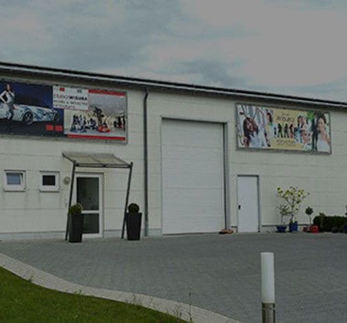 weiße Garage mit Einfahrt