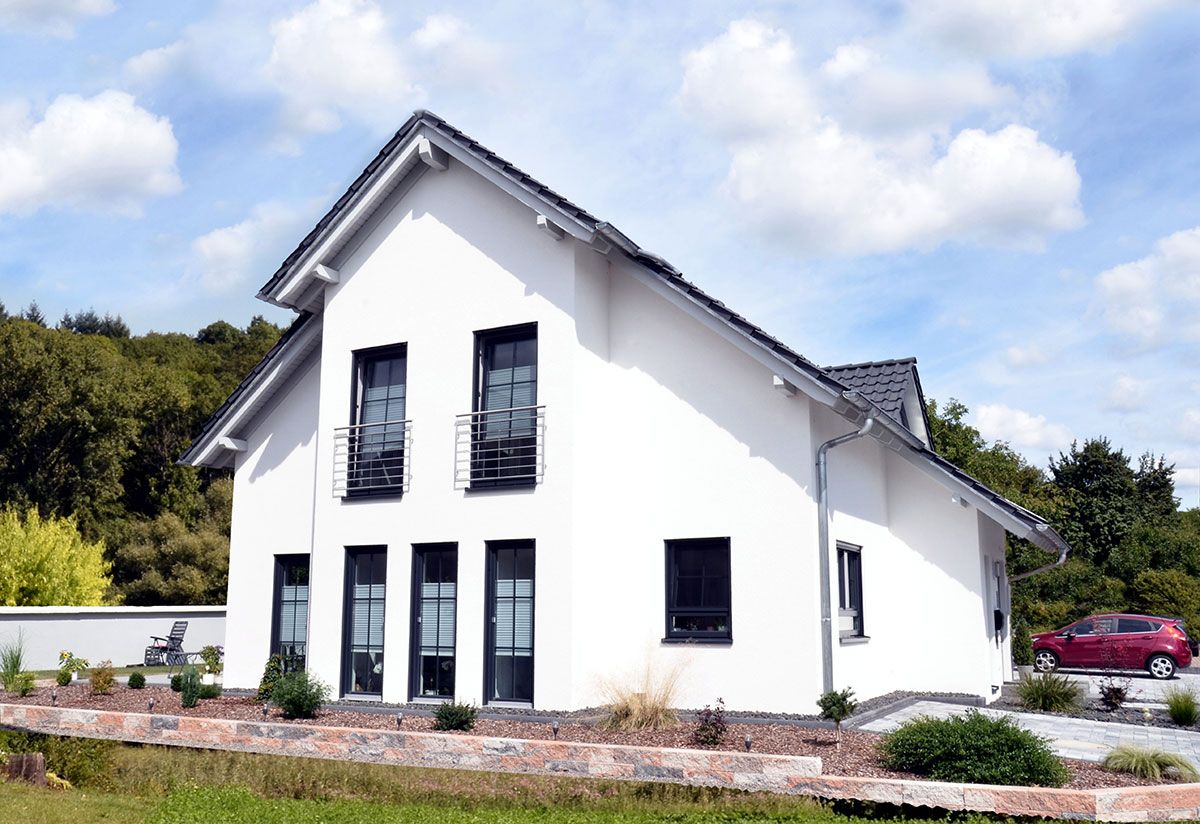 Massivhaus mit blauem Himmel