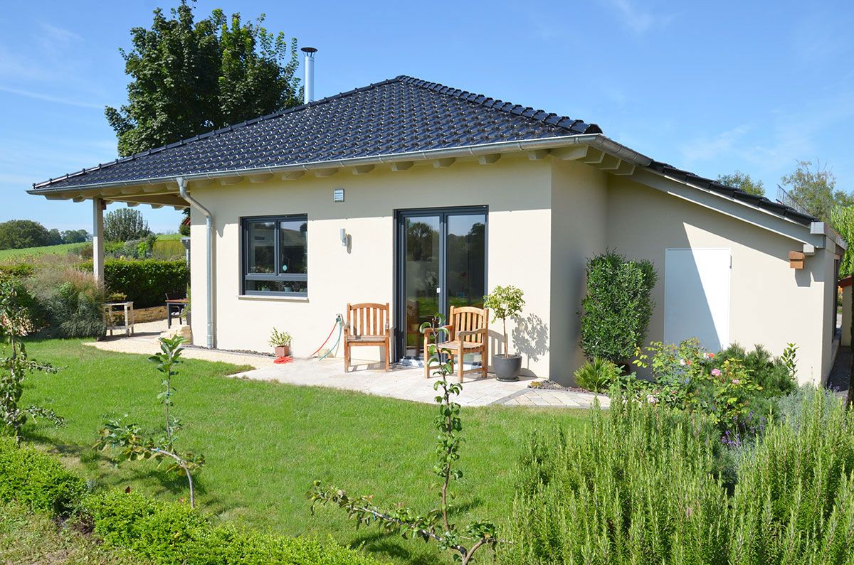 Weißes Massivhaus mit Garten