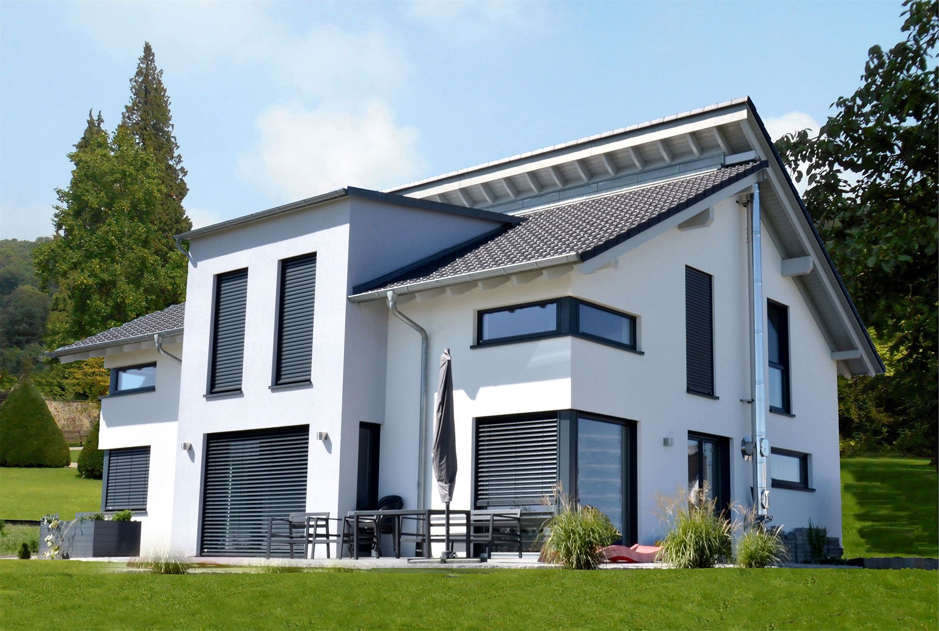 Weißes Massivhaus mit Garten