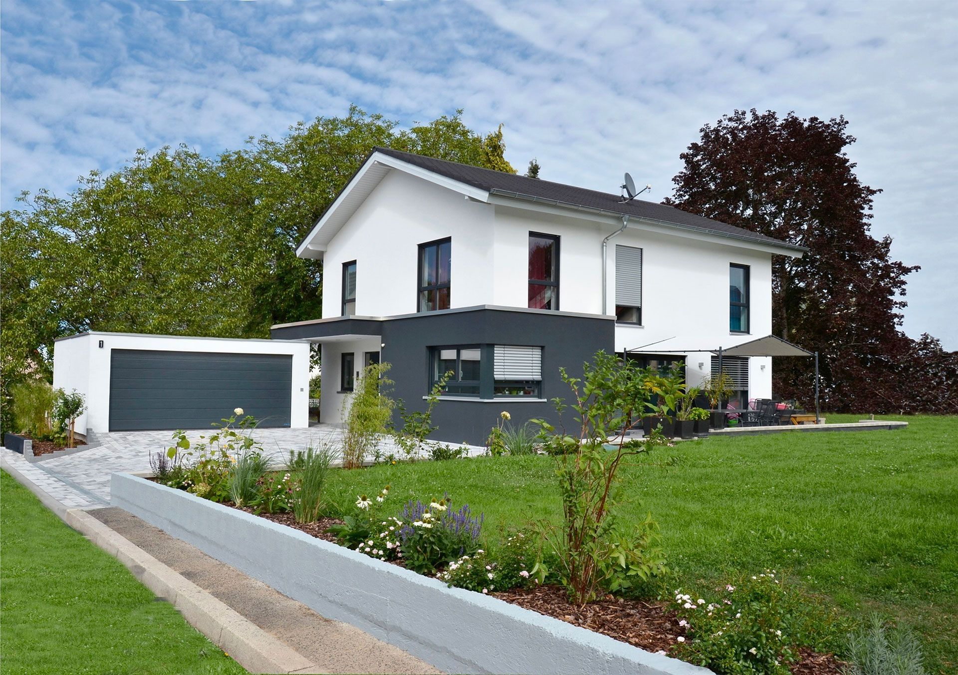 Weißes Haus mit Terrasse