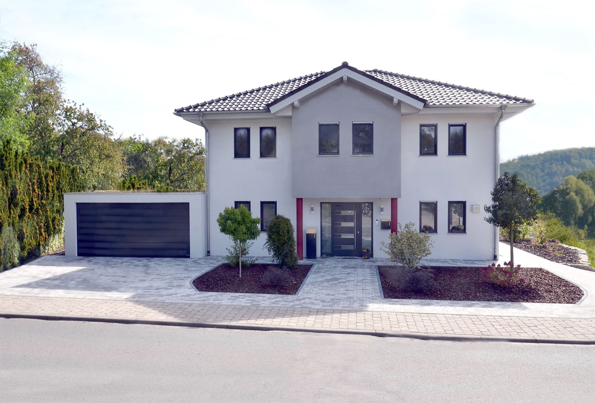 Weißes Haus mit Auffahrt